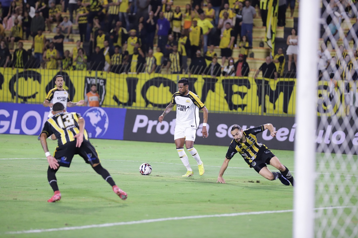 Vila Nova x Criciúma: onde assistir ao vivo, escalações e tudo sobre o duelo pela Série B. Imagem: Celso da Luz/CEC