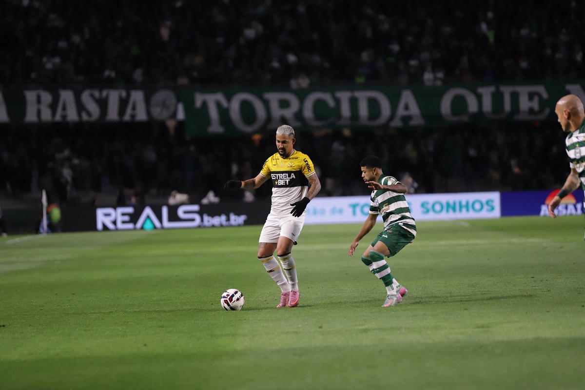 Lance de Coritiba x Criciúma. Imagem: Celso da Luz/CEC