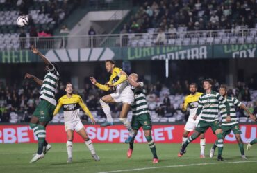 Lance de Coritiba x Criciúma. Imagem: Celso da Luz/CEC