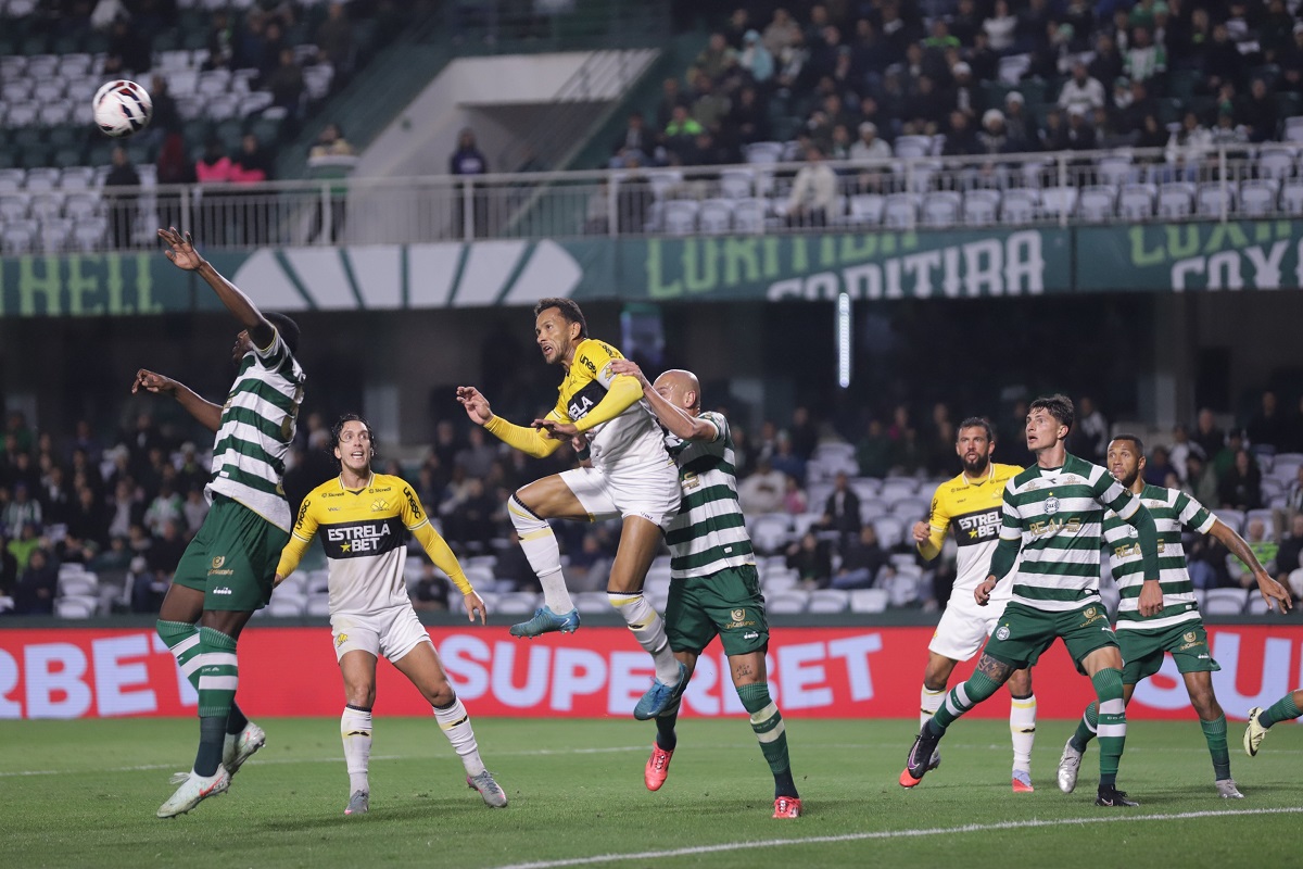 Lance de Coritiba x Criciúma. Imagem: Celso da Luz/CEC