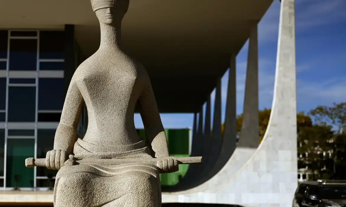 Bolsonaro enfrenta julgamento no STF com defesa centrada em pontos jurídicos