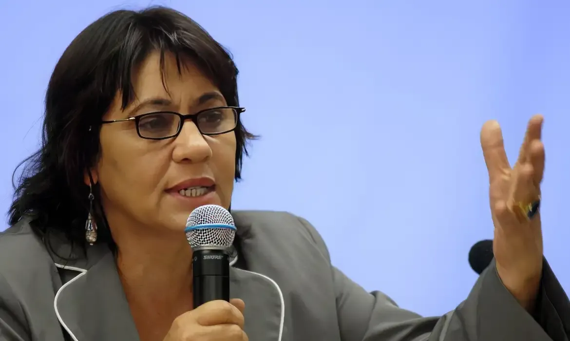 Ex-presidente da EBC destaca importância da comunicação pública no lançamento de livro