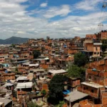 Curso gratuito forma jovens de favelas para carreira em redes