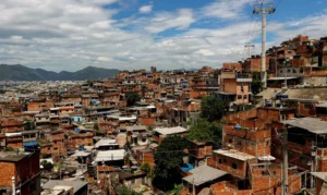 Curso gratuito forma jovens de favelas para carreira em redes
