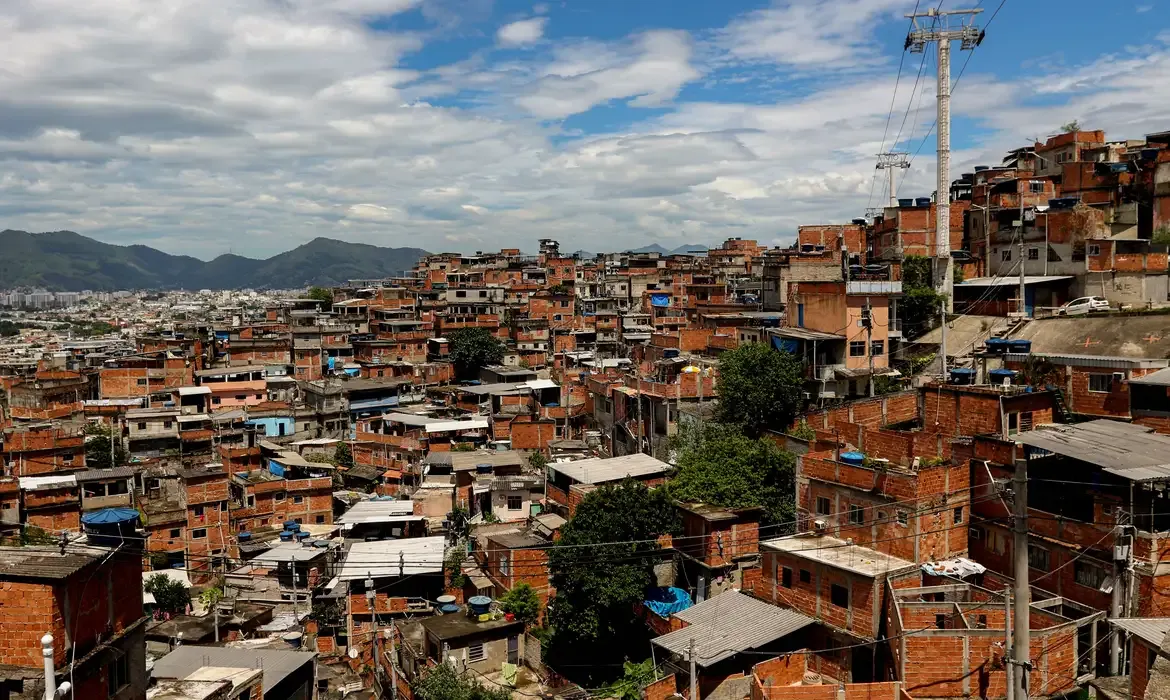 Curso gratuito forma jovens de favelas para carreira em redes