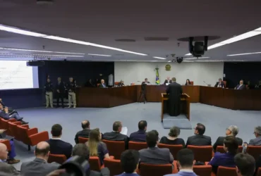 Trama golpista no STF tem julgamento suspenso após falas da defesa