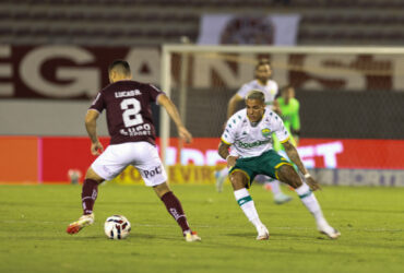 Lance do jogo entre Ferroviária x Cuiabá. Imagem: AssCom Dourado