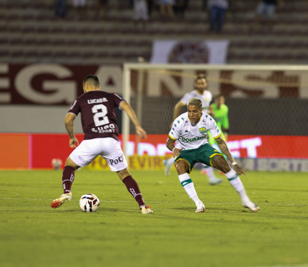 Lance do jogo entre Ferroviária x Cuiabá. Imagem: AssCom Dourado