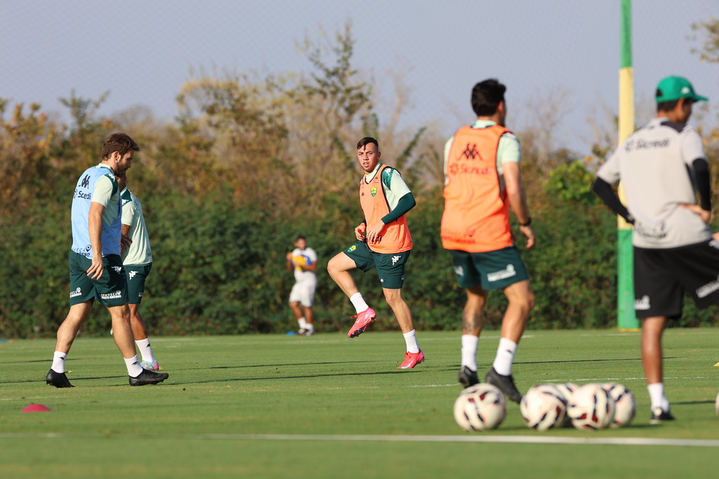 Cuiabá x CRB: Onde assistir ao vivo, escalações e tudo sobre o duelo da Série B. Imagem: AssCom Dourado