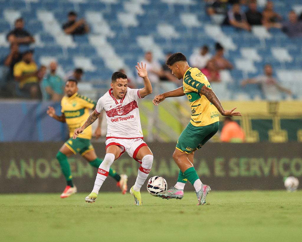 Lance de Cuiabá x CRB. Imagem: AssCom Dourado