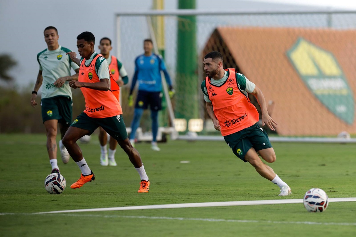 Cuiabá x Chapecoense: onde assistir, escalações e tudo sobre o duelo pelo G-4 da Série B. Imagem: AssCom Dourado