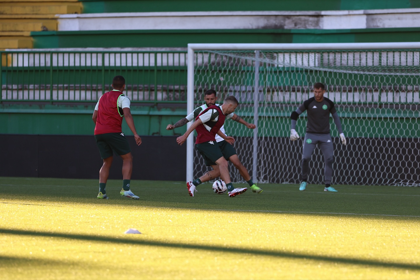 Chapecoense x Avaí: Saiba onde assistir, prováveis escalações e tudo sobre o clássico catarinense pela Série B. Imagem: ACF