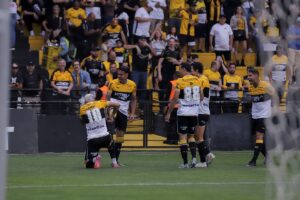 Criciúma x Paysandu: duelo de extremos na Série B promete emoções neste domingo. Imagem: Celso da Luz/CEC