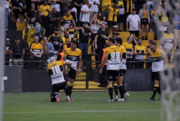 Criciúma x Paysandu: duelo de extremos na Série B promete emoções neste domingo. Imagem: Celso da Luz/CEC