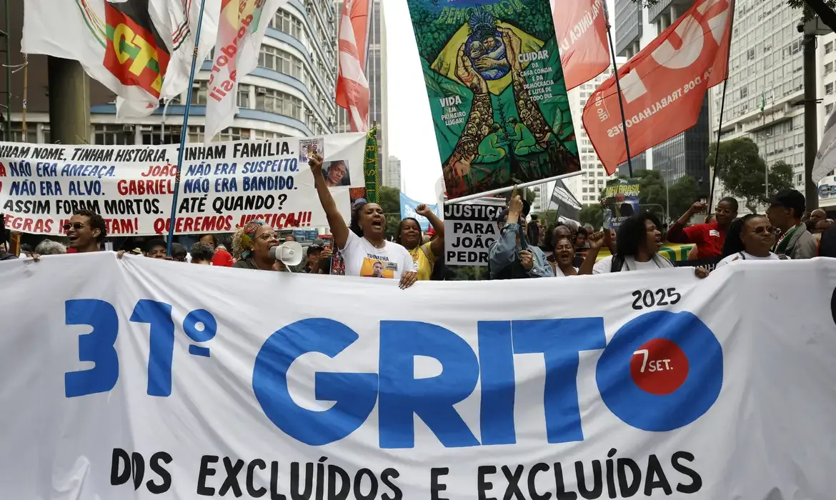 Protestos e desfile marcam o 7 de Setembro no Rio de Janeiro