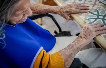 Escritora mineira lança livro inspirado na relação com a avó e o Alzheimer