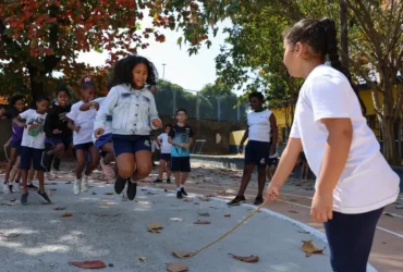 Celular proibido em escolas do Rio aumenta desempenho e socialização