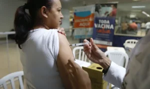 Vacina da covid protege contra complicações cardíacas e covid longa