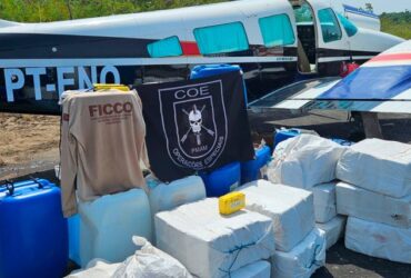 Operação conjunta desarticula esquema de tráfico aéreo em Urucará; aeronave foi inutilizada no local após abandono de criminosos.