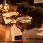 Aulas gratuitas de música transformam jovens no Complexo da Maré