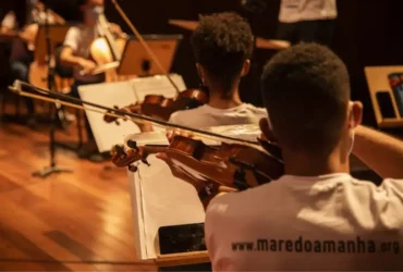 Aulas gratuitas de música transformam jovens no Complexo da Maré