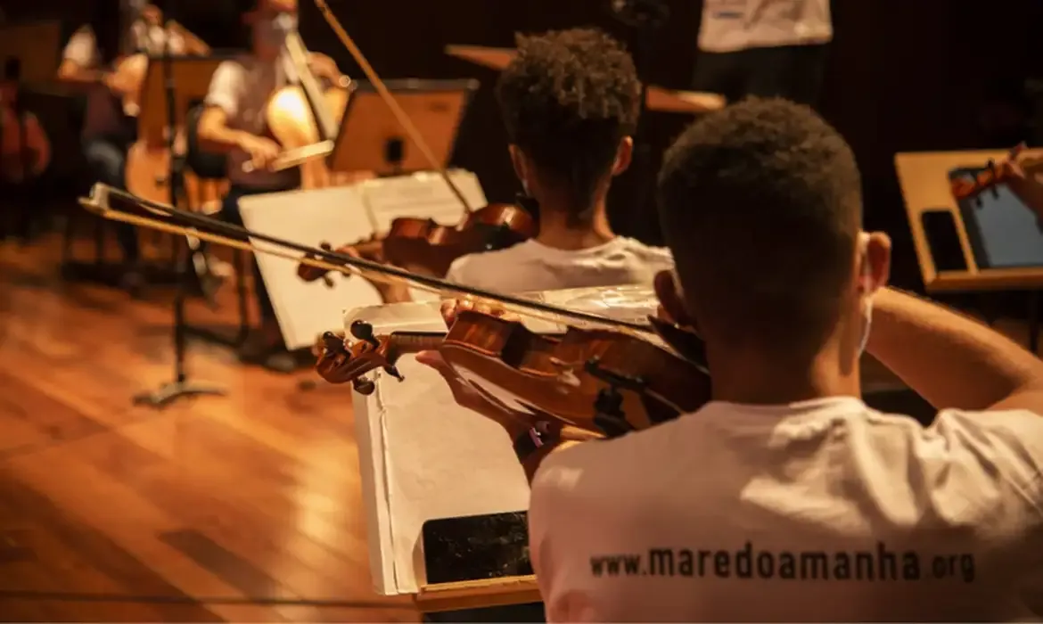Aulas gratuitas de música transformam jovens no Complexo da Maré