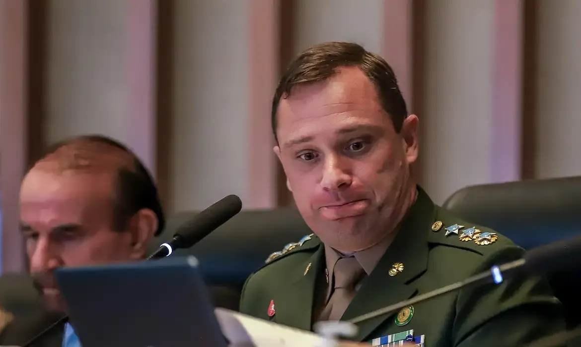 STF garante liberdade a Cid por delação premiada na trama golpista