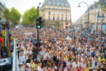 Lavagem de Madeleine reúne 60 mil pessoas em Paris celebrando a cultura afro-brasileira