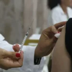 Vacina reduz riscos da covid em gestantes e protege bebês