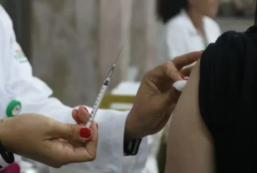 Vacina reduz riscos da covid em gestantes e protege bebês