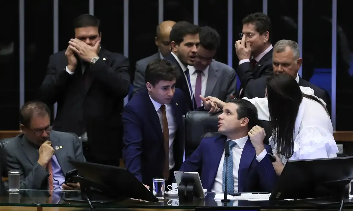 PEC da blindagem amplia proteção a deputados estaduais e distritais