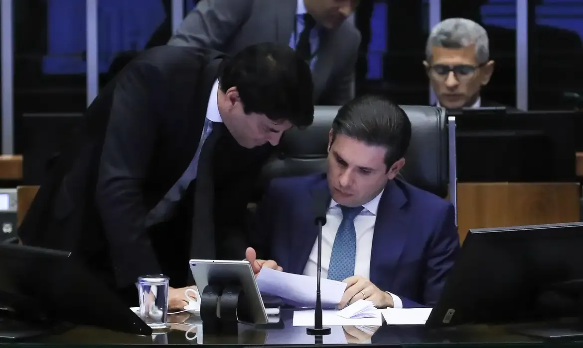 Câmara Restabelece Voto Secreto na PEC da Blindagem e Gera Polêmica