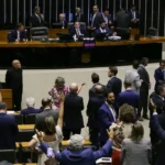 Motta anuncia votação urgente de anistia a golpistas na Câmara