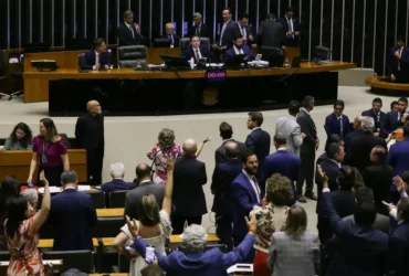 Motta anuncia votação urgente de anistia a golpistas na Câmara