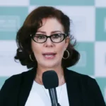 Moraes libera redes sociais de Carla Zambelli após fim de processo criminal