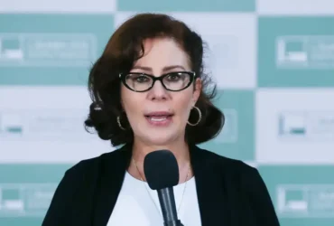 Moraes libera redes sociais de Carla Zambelli após fim de processo criminal