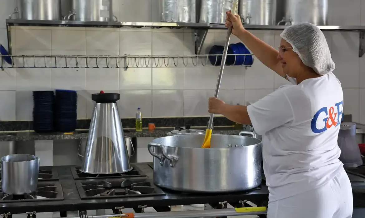 Ceará aprova lei que zera ultraprocessados na merenda escolar até 2027