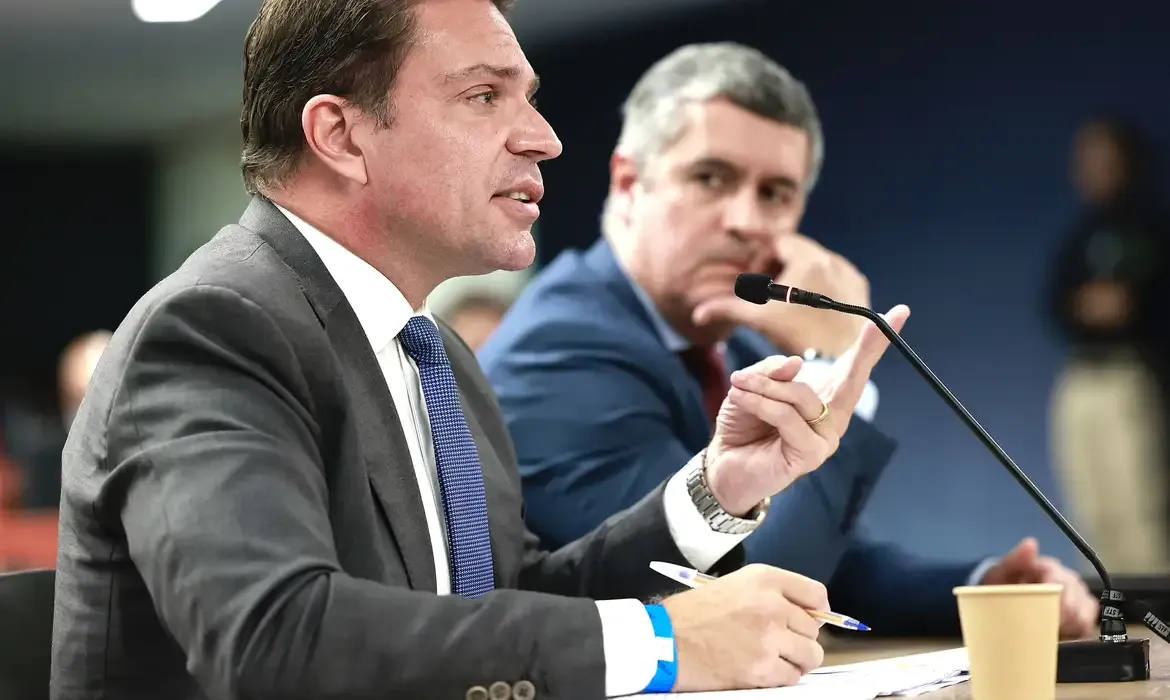 Fux vota pela absolvição de Ramagem em julgamento no STF