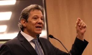 Haddad critica ligação entre votação do IR e anistia como loucura
