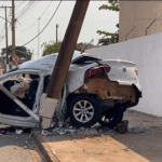 Condutor foi arremessado para fora do veículo e passageira sofreu traumatismo; ambos foram socorridos pelo Corpo de Bombeiros e levados ao hospital em estado grave, porém estável.