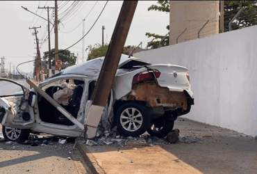 Condutor foi arremessado para fora do veículo e passageira sofreu traumatismo; ambos foram socorridos pelo Corpo de Bombeiros e levados ao hospital em estado grave, porém estável.