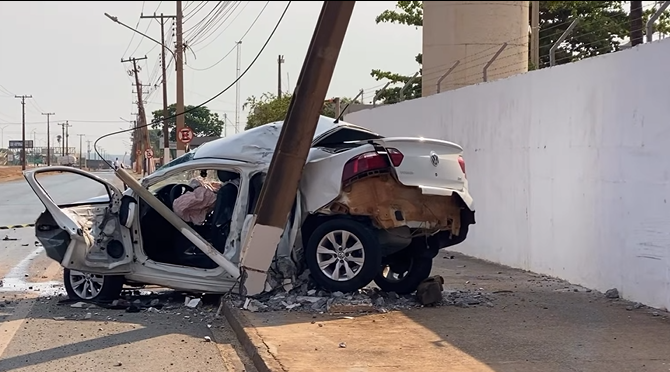 Condutor foi arremessado para fora do veículo e passageira sofreu traumatismo; ambos foram socorridos pelo Corpo de Bombeiros e levados ao hospital em estado grave, porém estável.