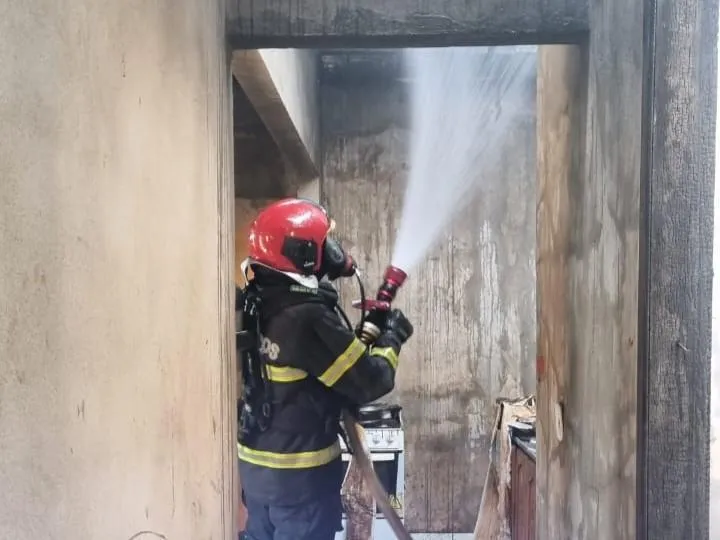 Bombeiros de Mato Grosso controlam incêndio residencial em Sinop rapidamente