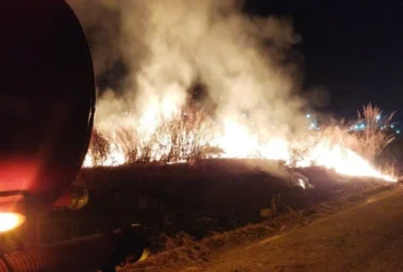 Bombeiros combatem incêndio em vegetação na BR-364 em Mato Grosso