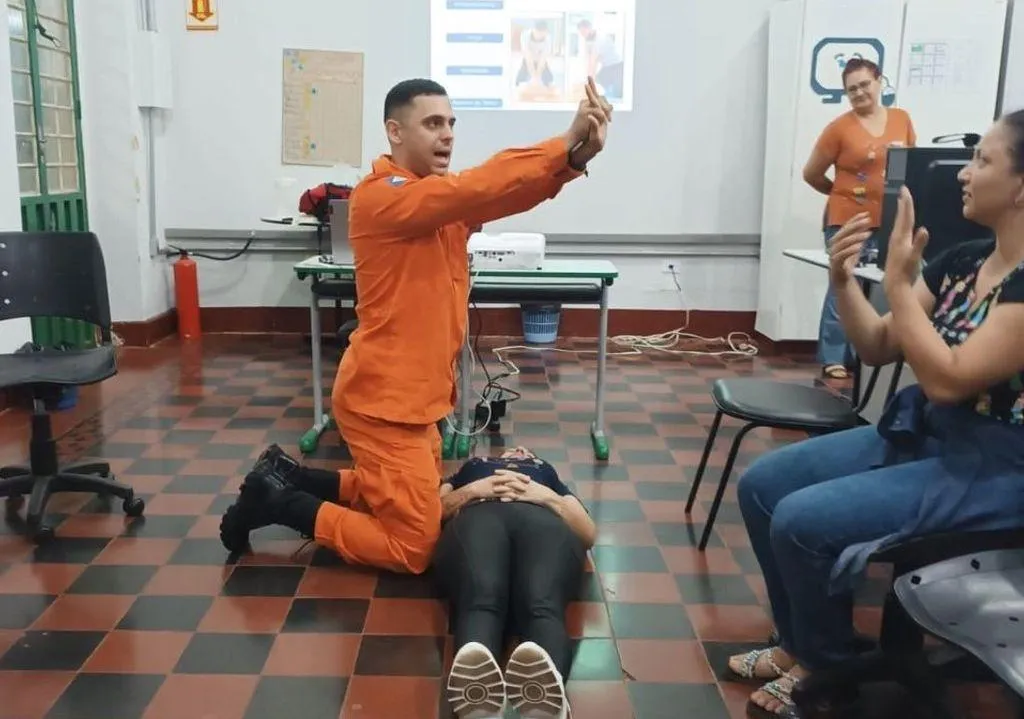 Bombeiros capacitam professores em primeiros socorros em Alto Araguaia