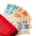 Carteira Vermelha com Reais