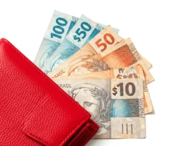 Carteira Vermelha com Reais