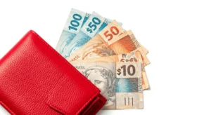 Carteira Vermelha com Reais