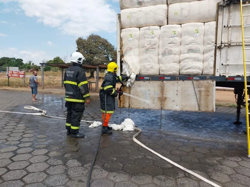Bombeiros controlam incêndio em carga de algodão em Mato Grosso
