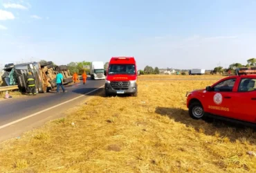Capotamento em Mato Grosso mobiliza bombeiros após acidente com carreta de algodão